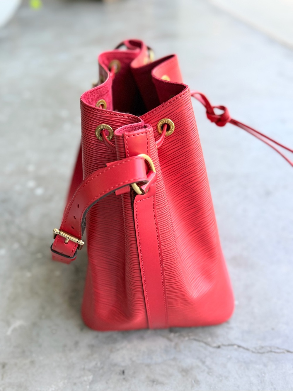 Red Louis Vuitton Drawstring Bucket Bag - Picture 4 of 14